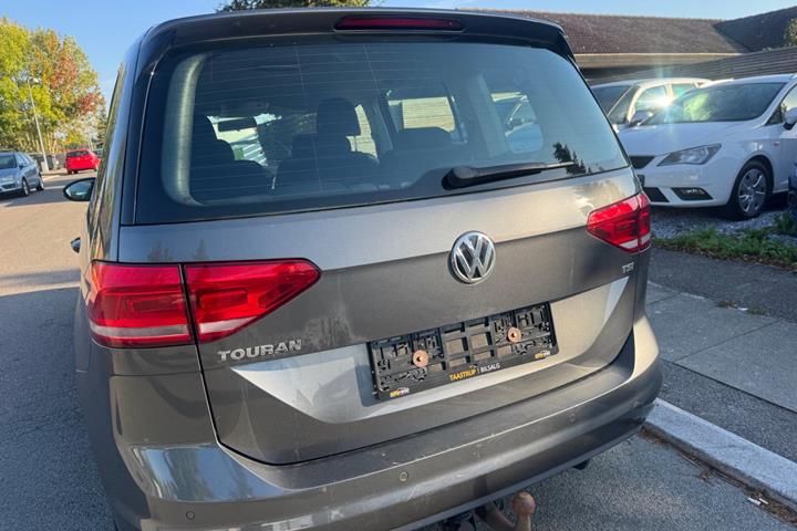 Grå VW Touran fra 2018