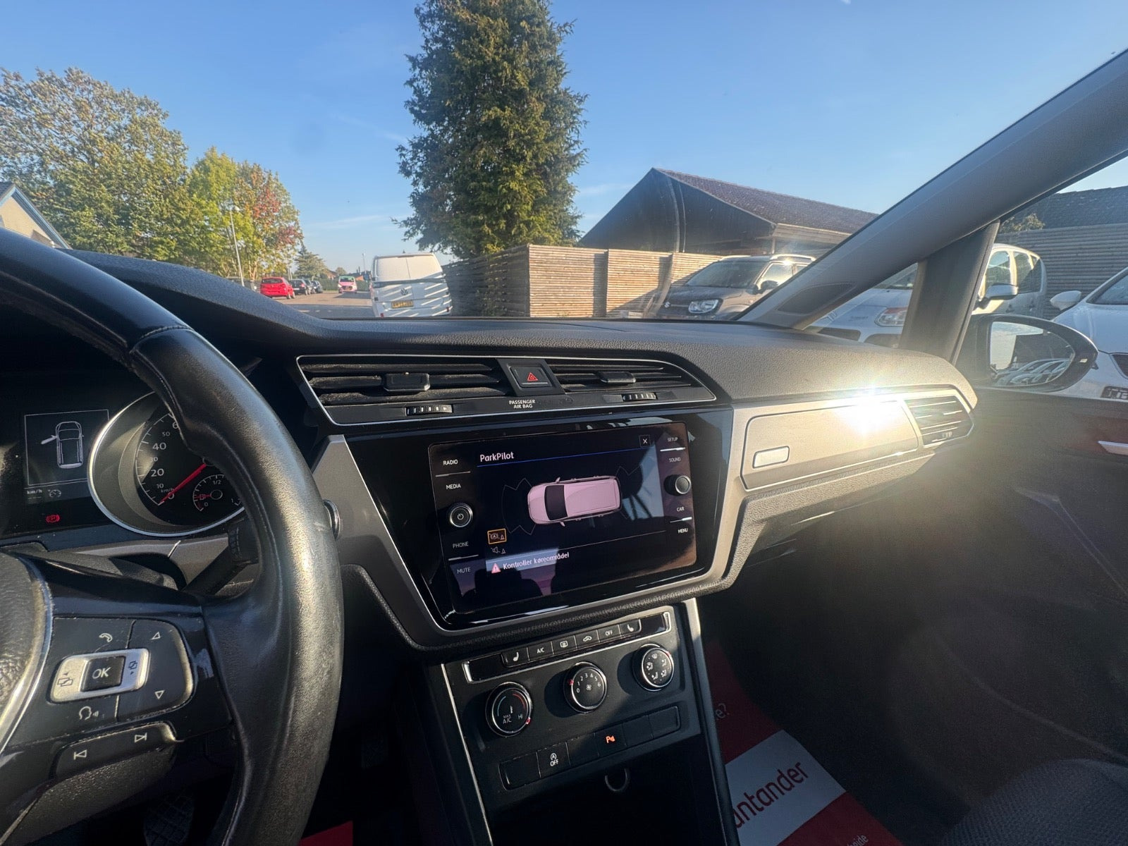 Grå VW Touran fra 2018