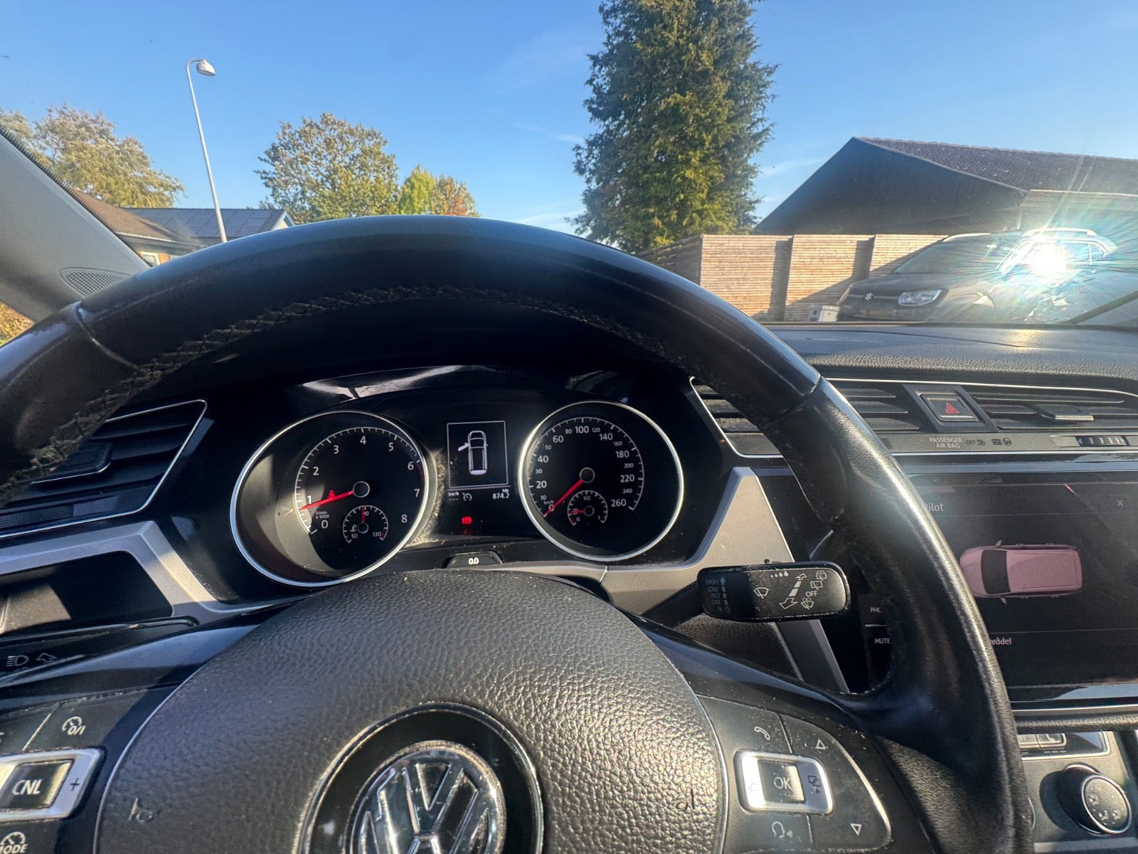 Grå VW Touran fra 2018