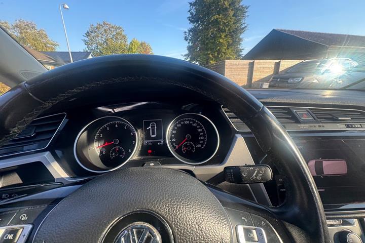 Grå VW Touran fra 2018