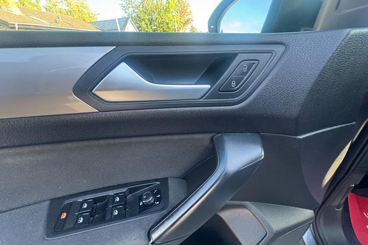 Grå VW Touran fra 2018