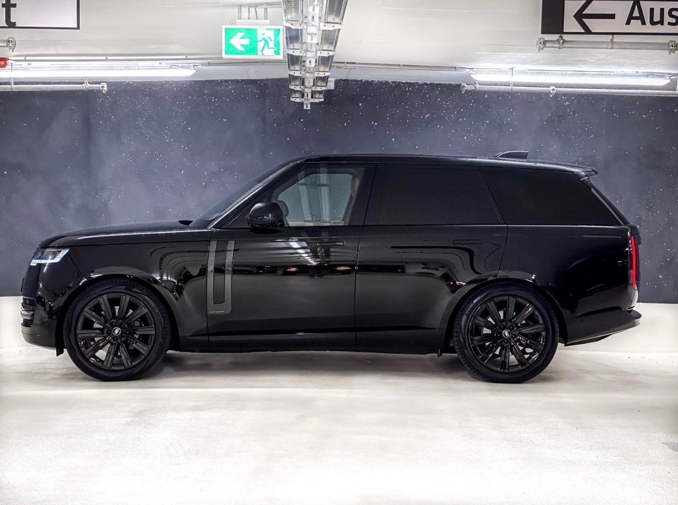 Sort Land Rover Range Rover fra 2023