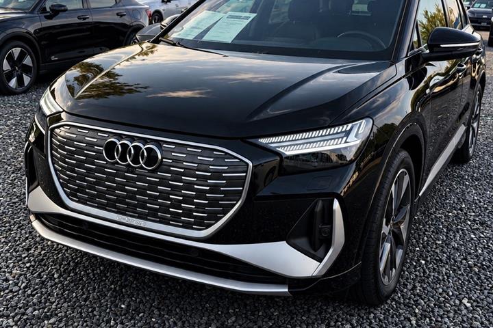 Sort Audi Q4 e-tron fra 2024 set udefra