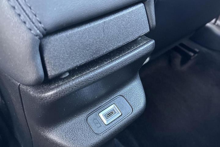 Grå Jeep Avenger fra 2025