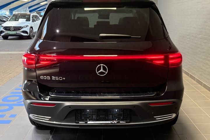 Sort Mercedes EQB250+ fra 2025