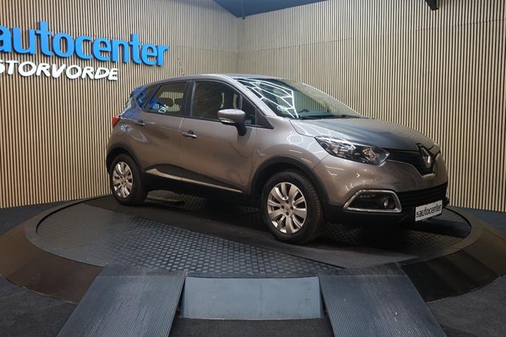 Grå Renault Captur fra 2013 set udefra