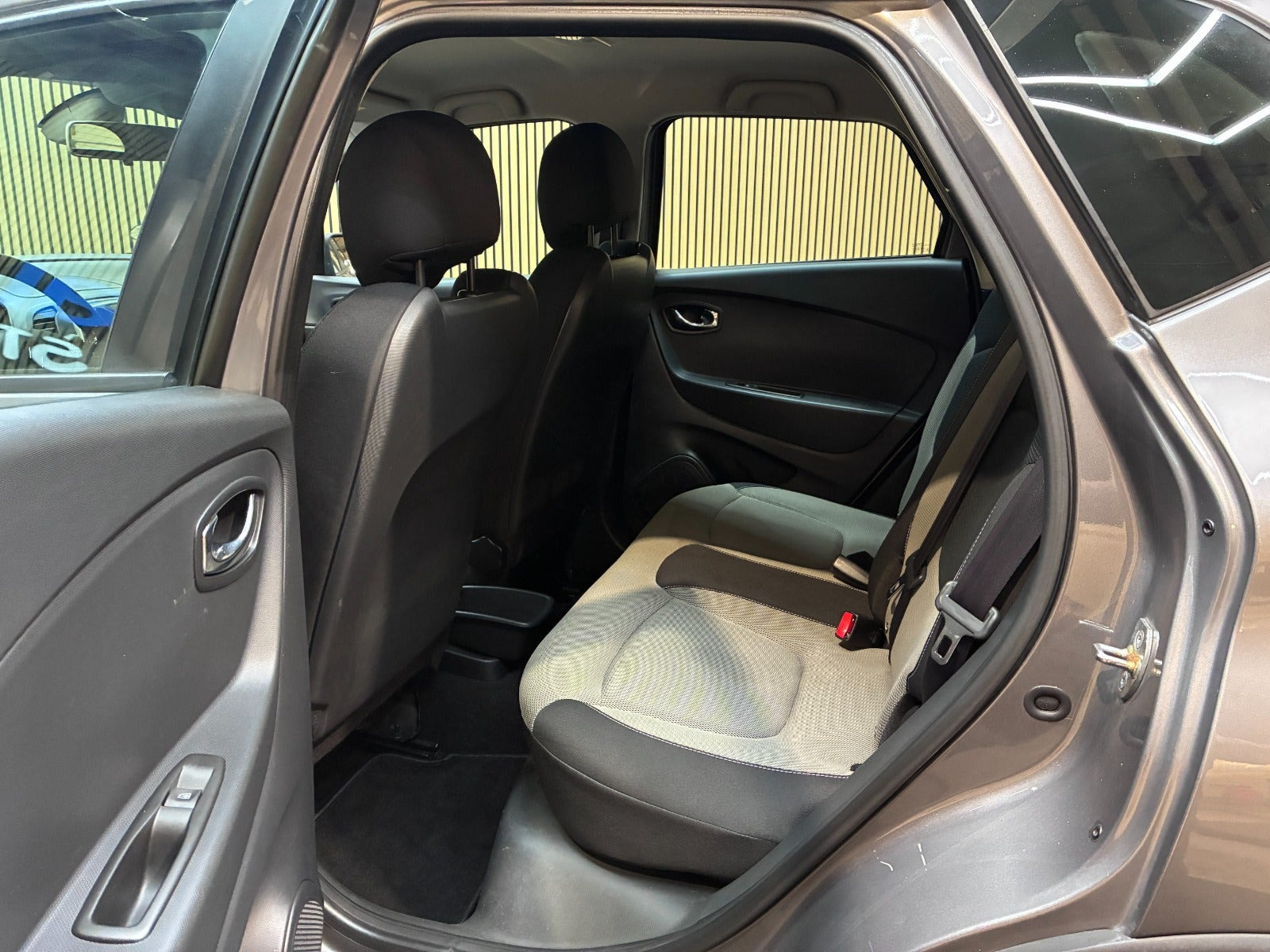 Grå Renault Captur fra 2013