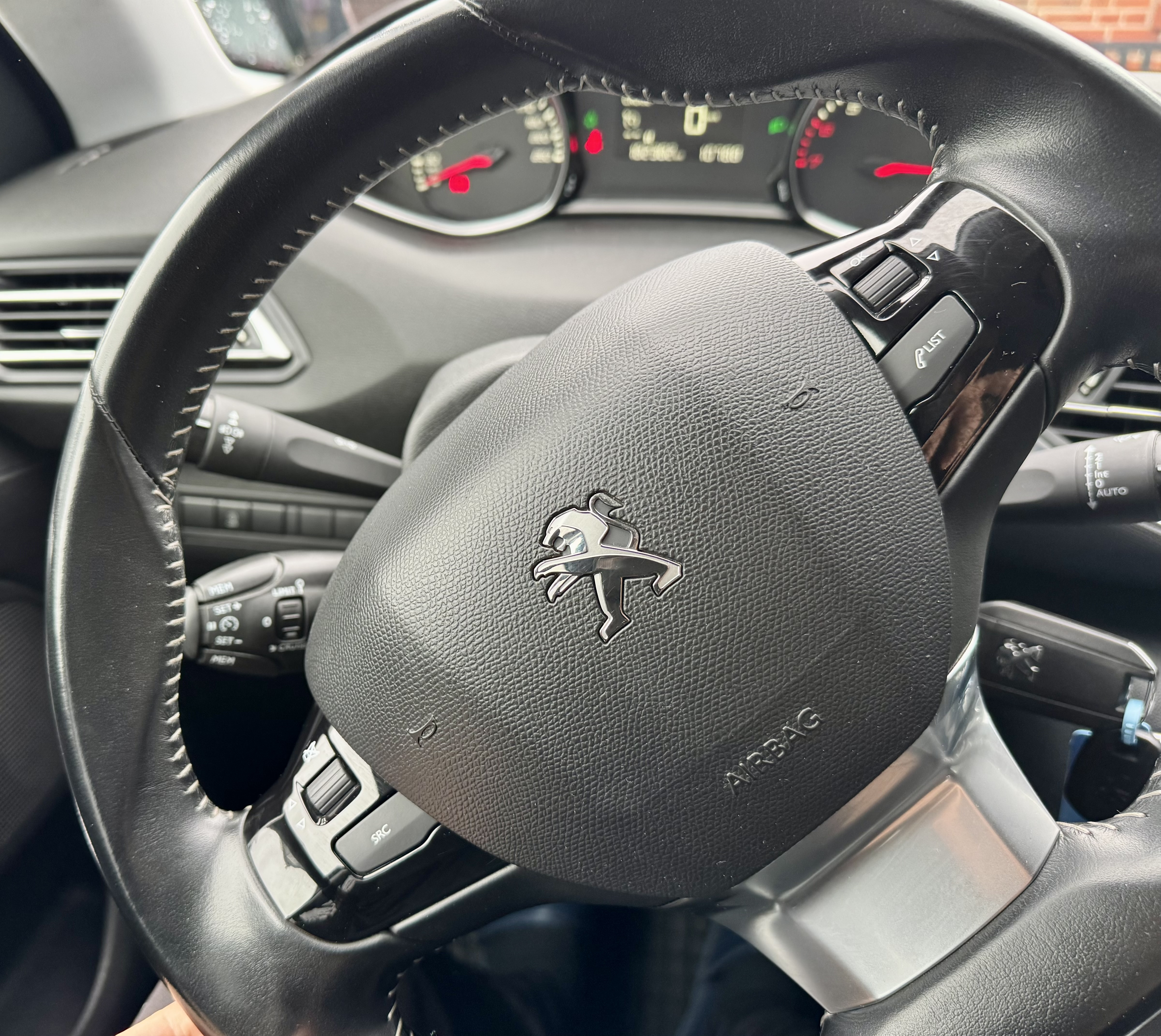 Grå Peugeot 308 fra 2018