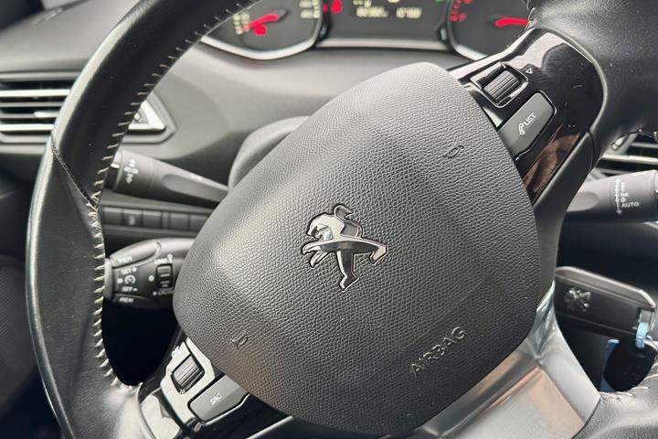 Grå Peugeot 308 fra 2018