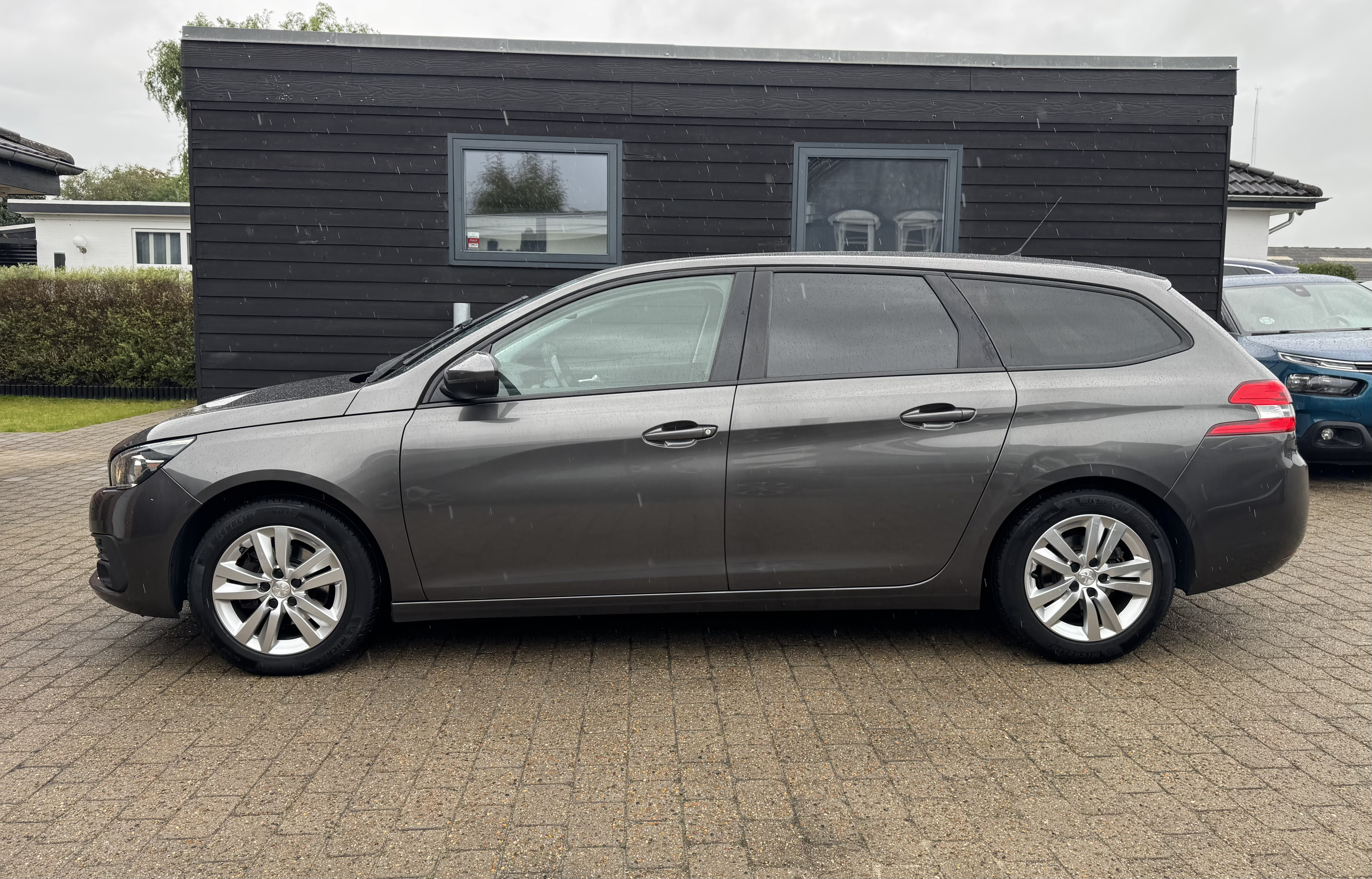 Grå Peugeot 308 fra 2018