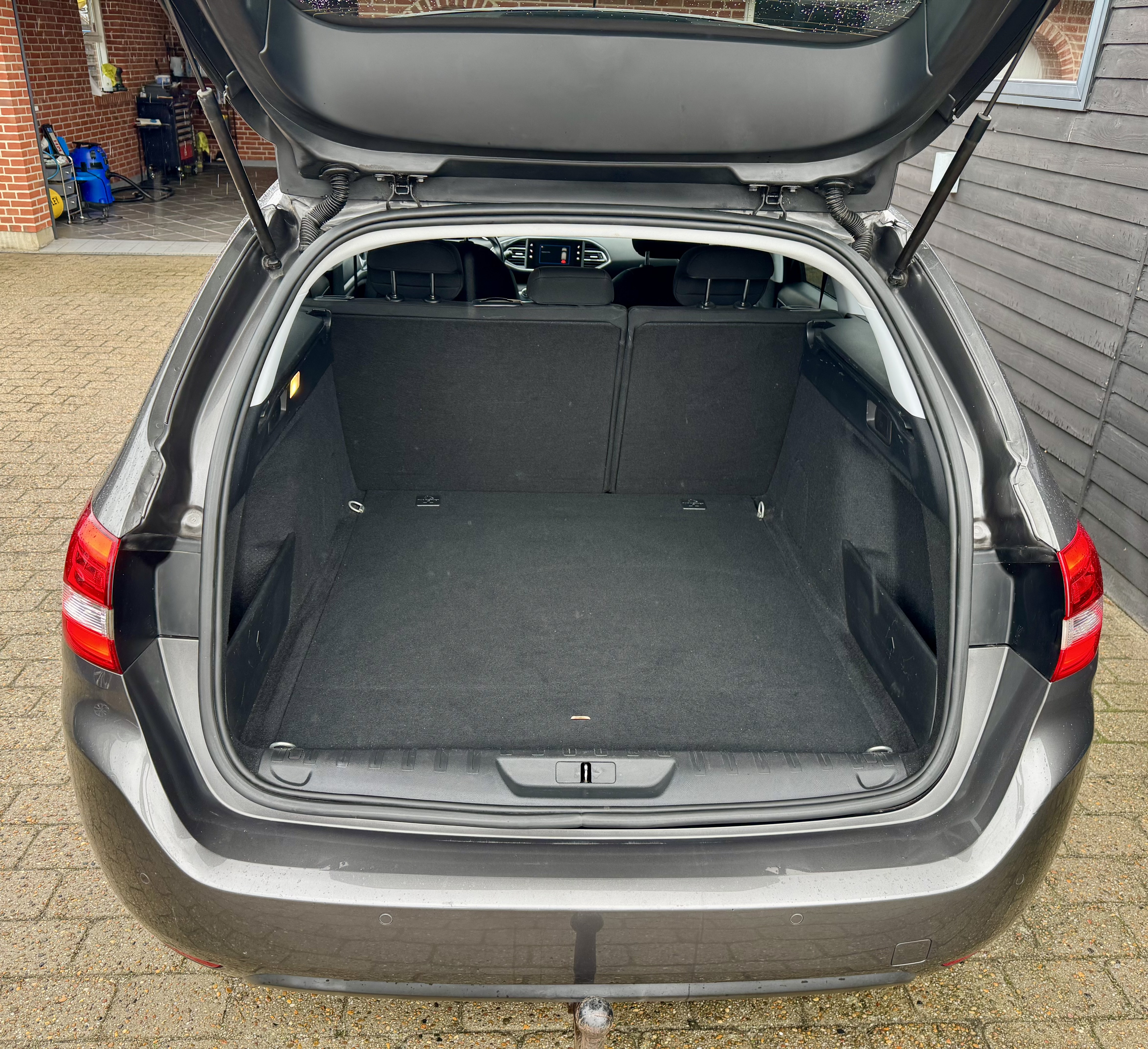 Grå Peugeot 308 fra 2018