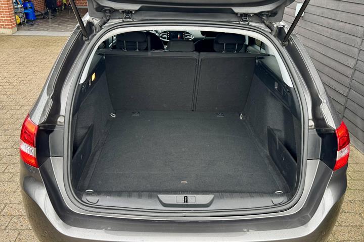 Grå Peugeot 308 fra 2018