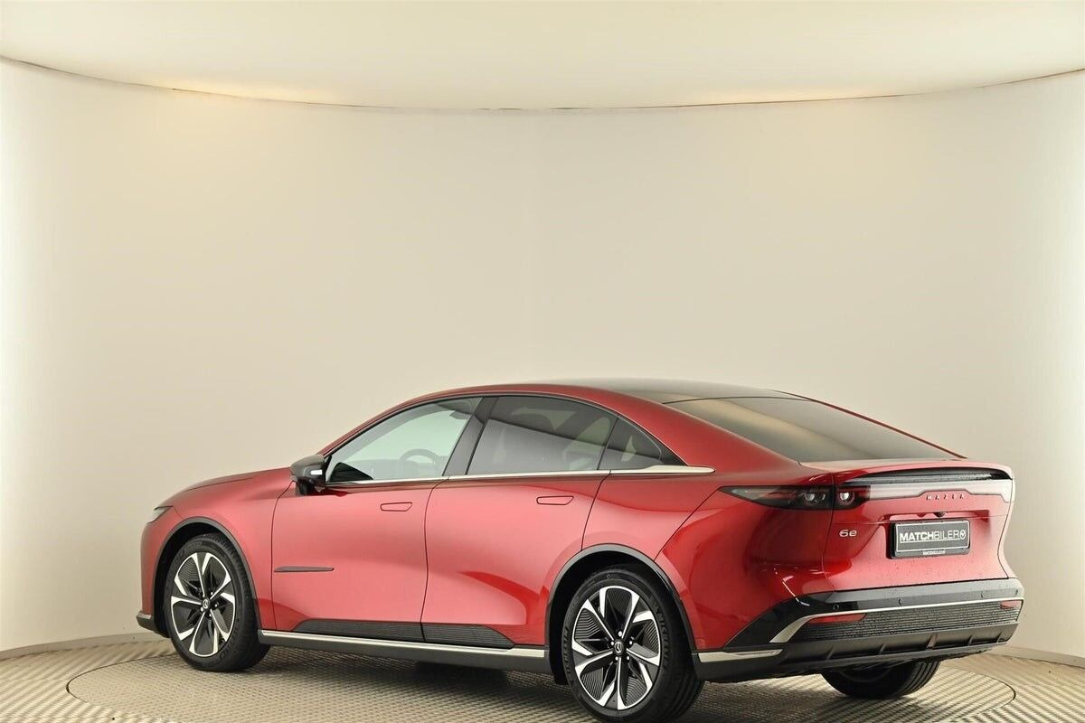 Rød Mazda 6e fra 2026