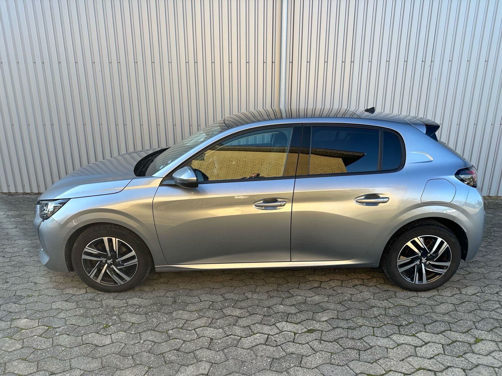 Grå Peugeot 208 fra 2020
