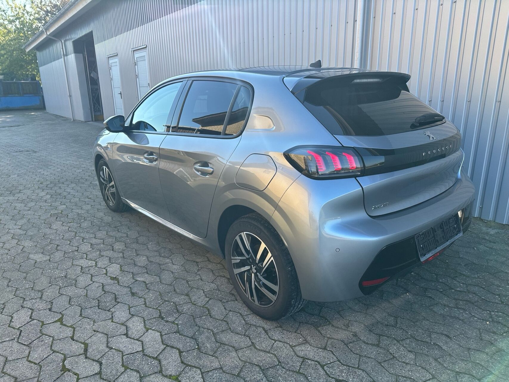 Grå Peugeot 208 fra 2020