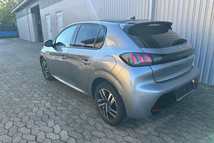 Grå Peugeot 208 fra 2020