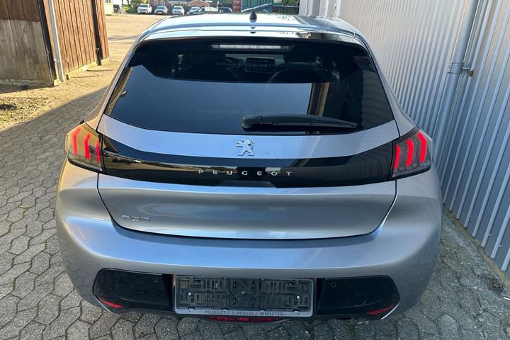 Grå Peugeot 208 fra 2020