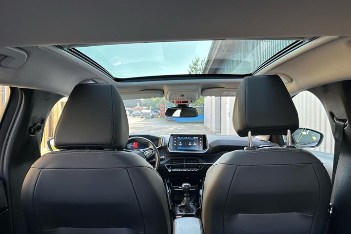 Grå Peugeot 208 fra 2020