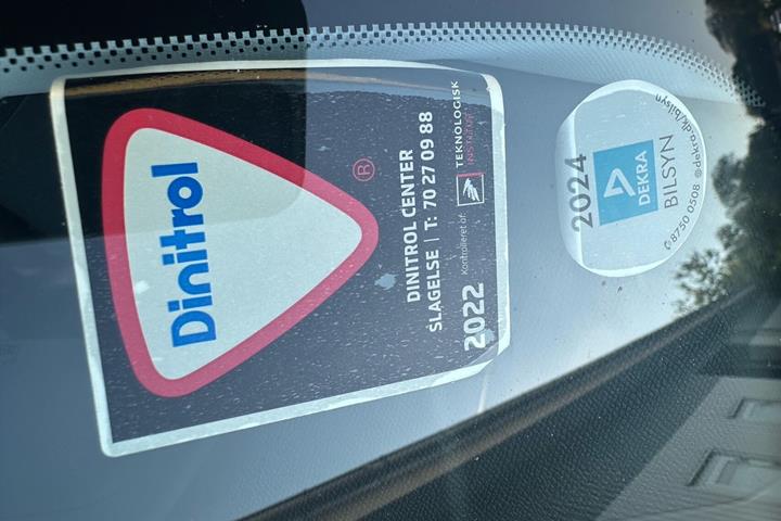 Grå Peugeot 208 fra 2020