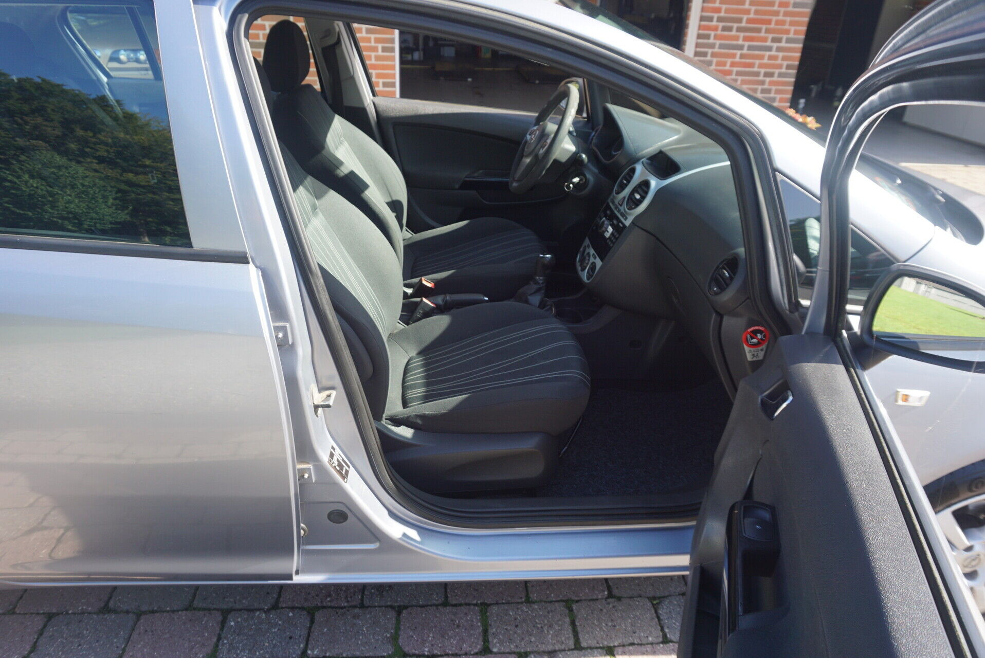 Grå Opel Corsa fra 2009