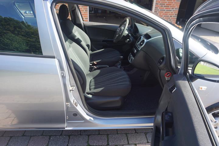 Grå Opel Corsa fra 2009