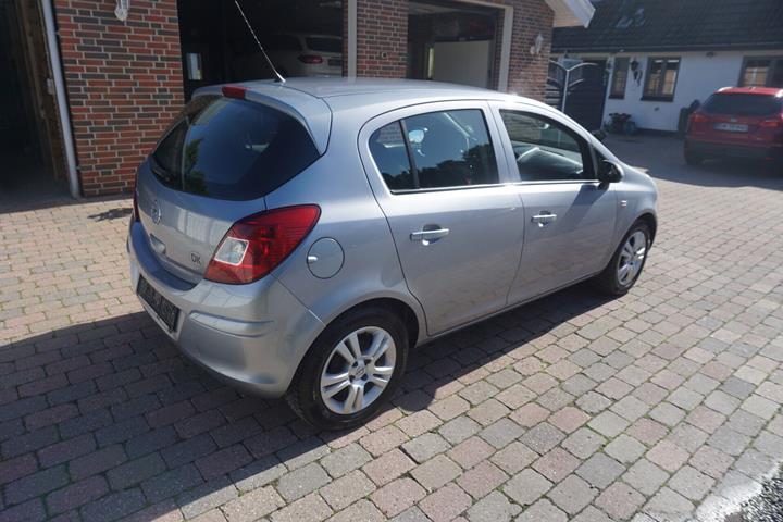 Grå Opel Corsa fra 2009