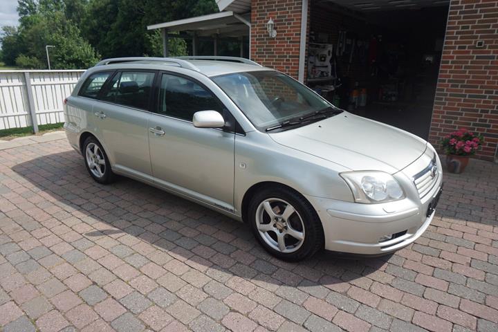 Grå Toyota Avensis fra 2005