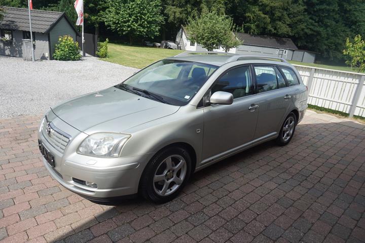 Grå Toyota Avensis fra 2005