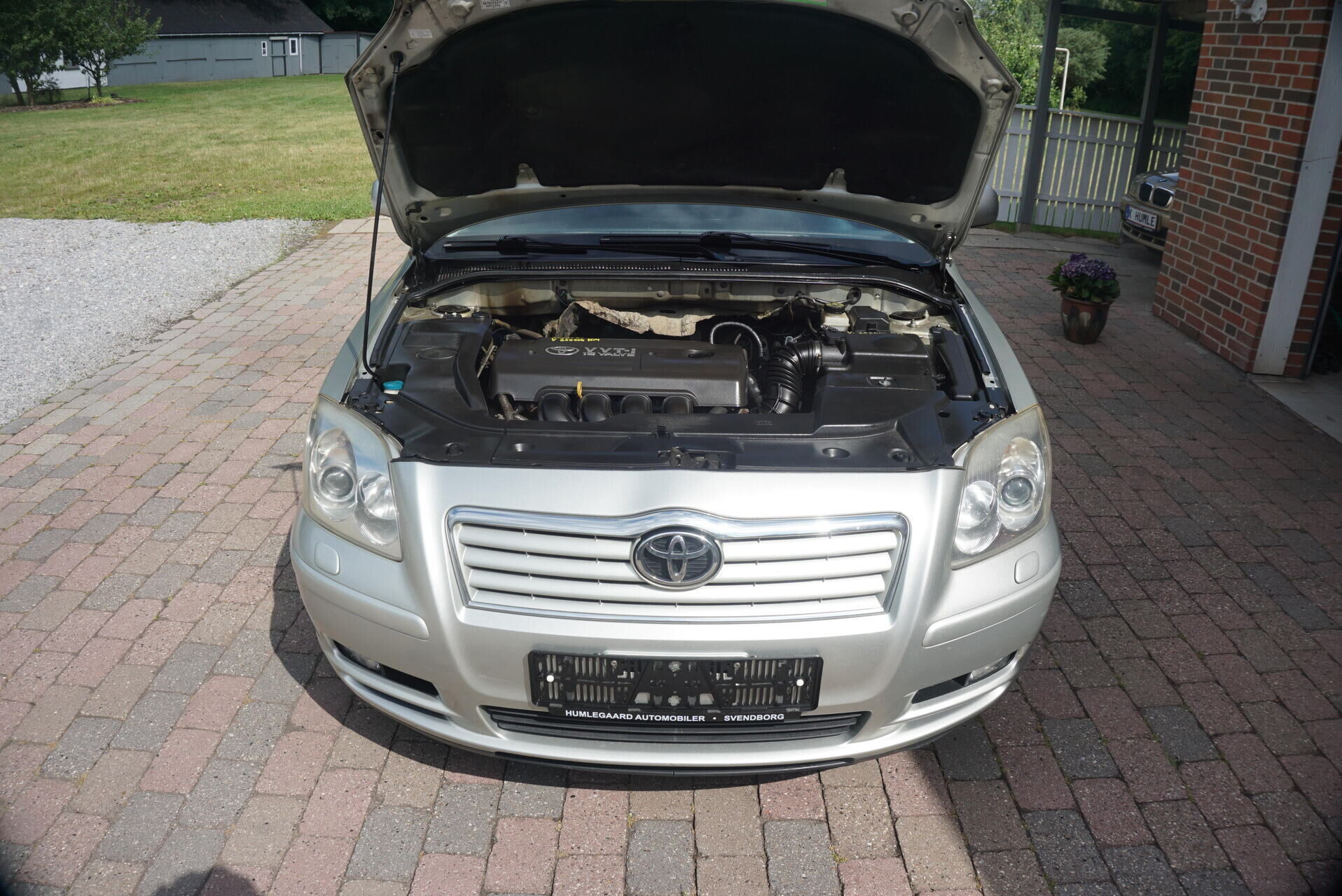 Grå Toyota Avensis fra 2005