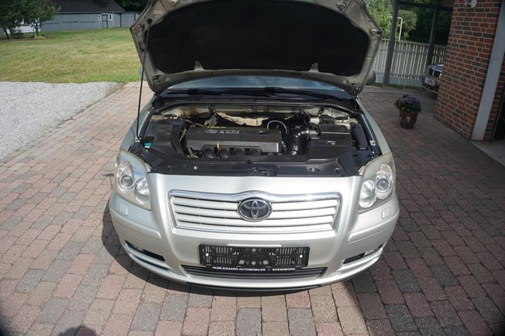 Grå Toyota Avensis fra 2005