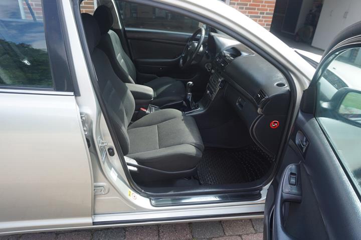 Grå Toyota Avensis fra 2005