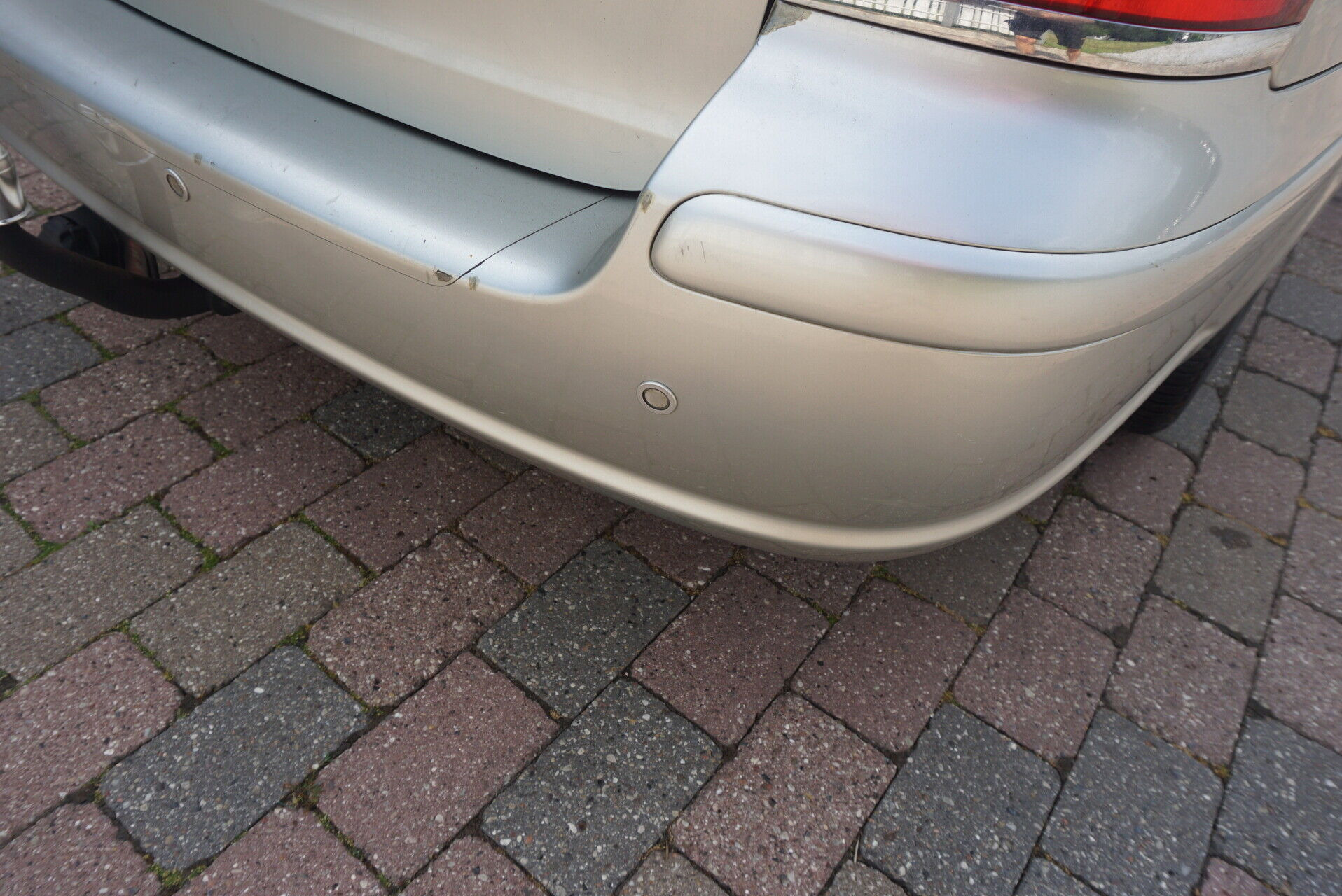 Grå Toyota Avensis fra 2005