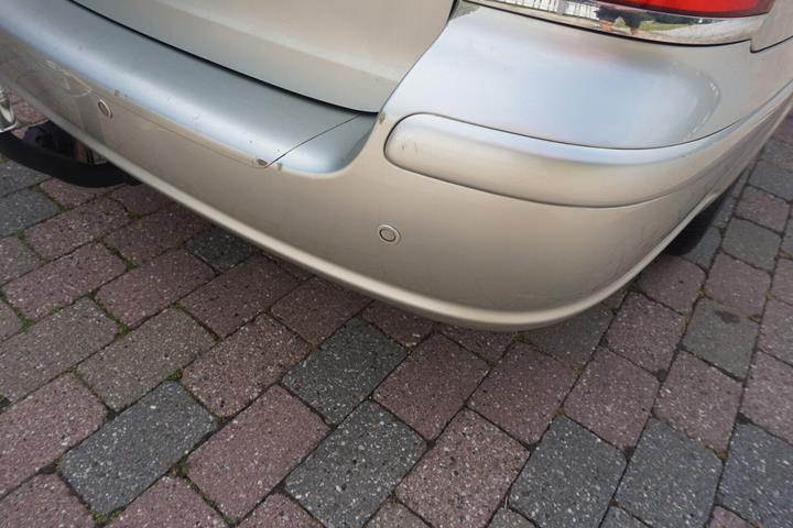 Grå Toyota Avensis fra 2005