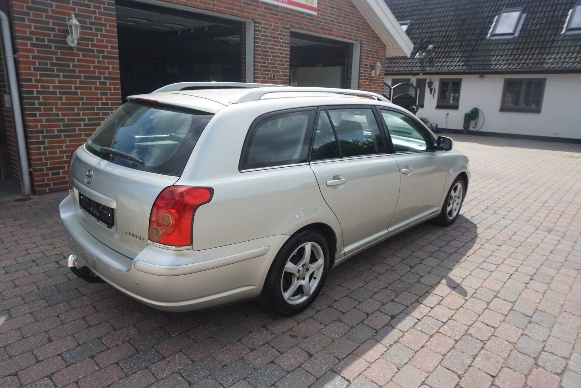 Grå Toyota Avensis fra 2005