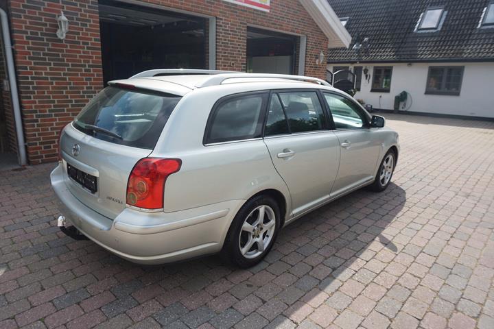Grå Toyota Avensis fra 2005