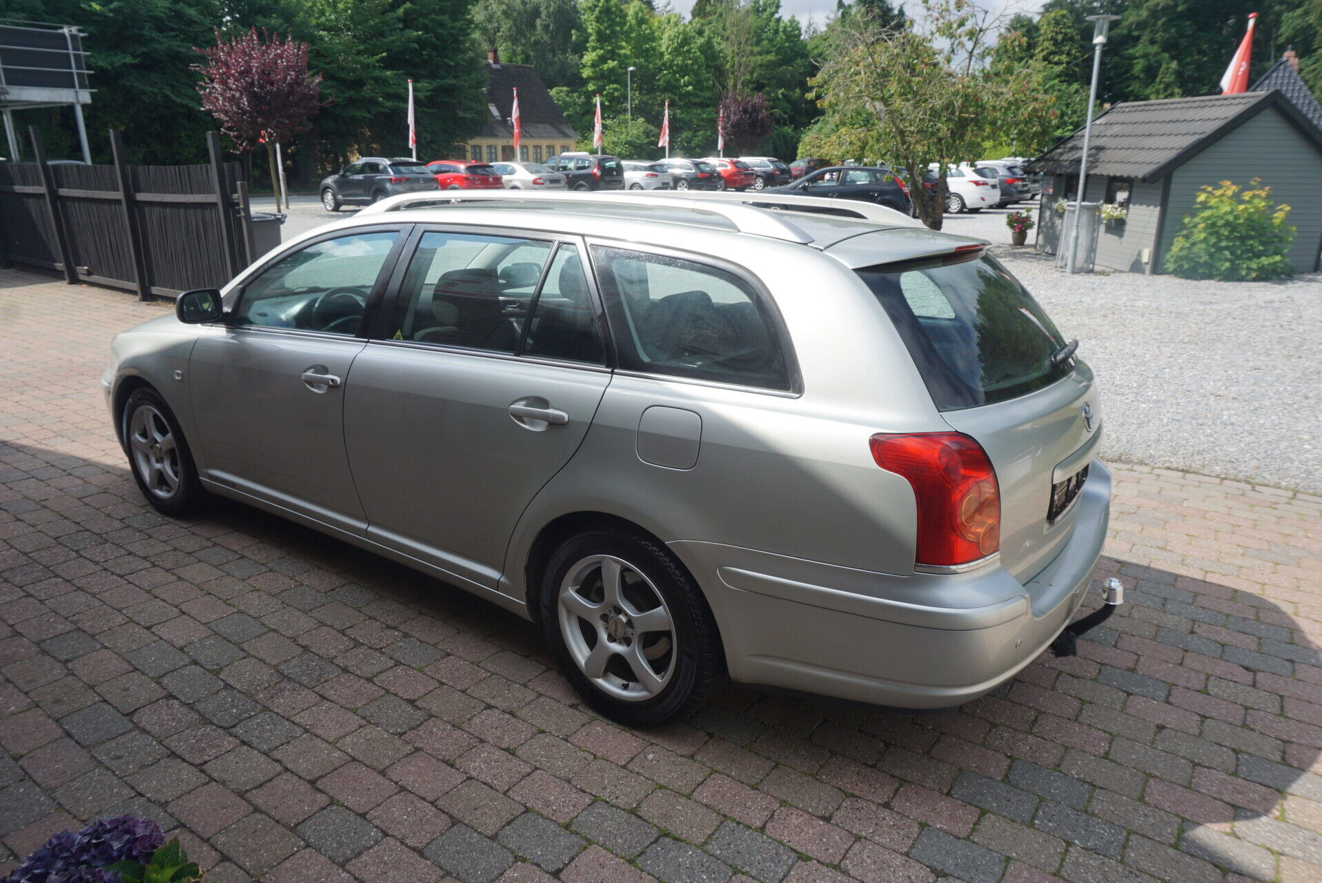 Grå Toyota Avensis fra 2005