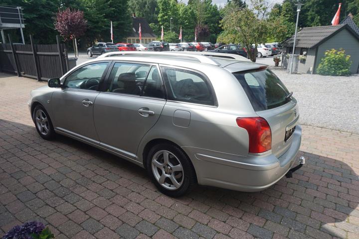 Grå Toyota Avensis fra 2005