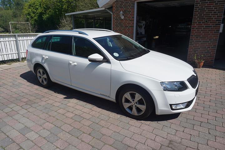 Hvid Skoda Octavia fra 2014
