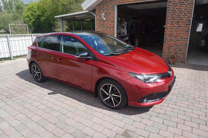 Rød Toyota Auris fra 2018