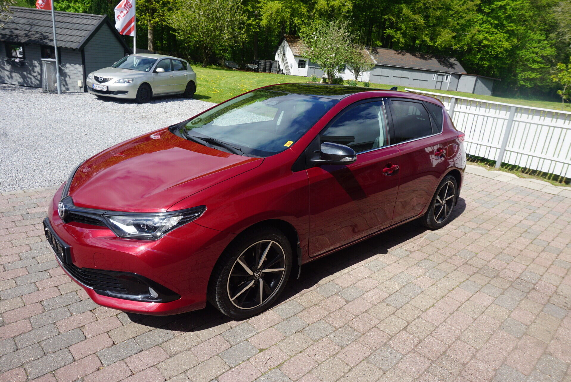 Rød Toyota Auris fra 2018