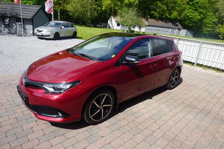 Rød Toyota Auris fra 2018