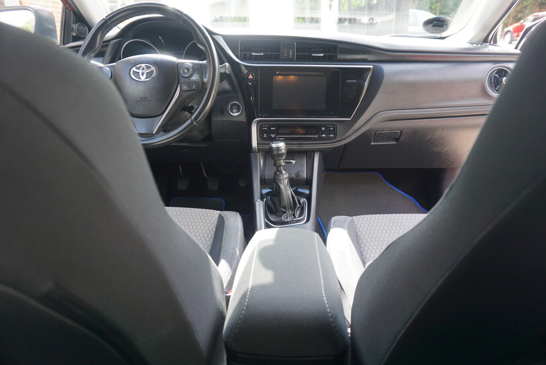 Rød Toyota Auris fra 2018