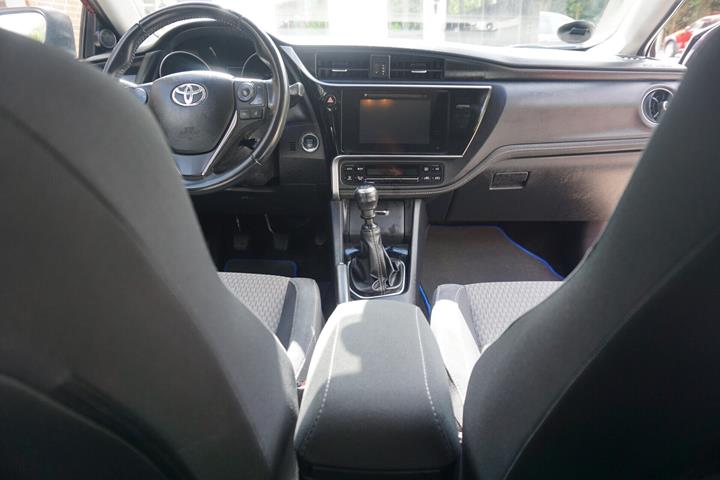 Rød Toyota Auris fra 2018