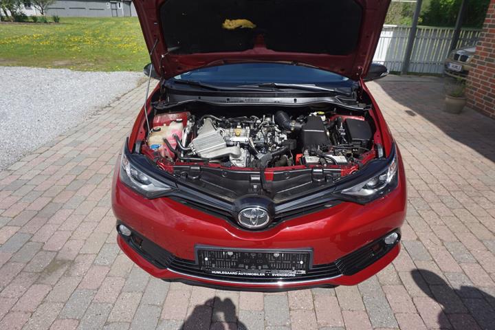 Rød Toyota Auris fra 2018