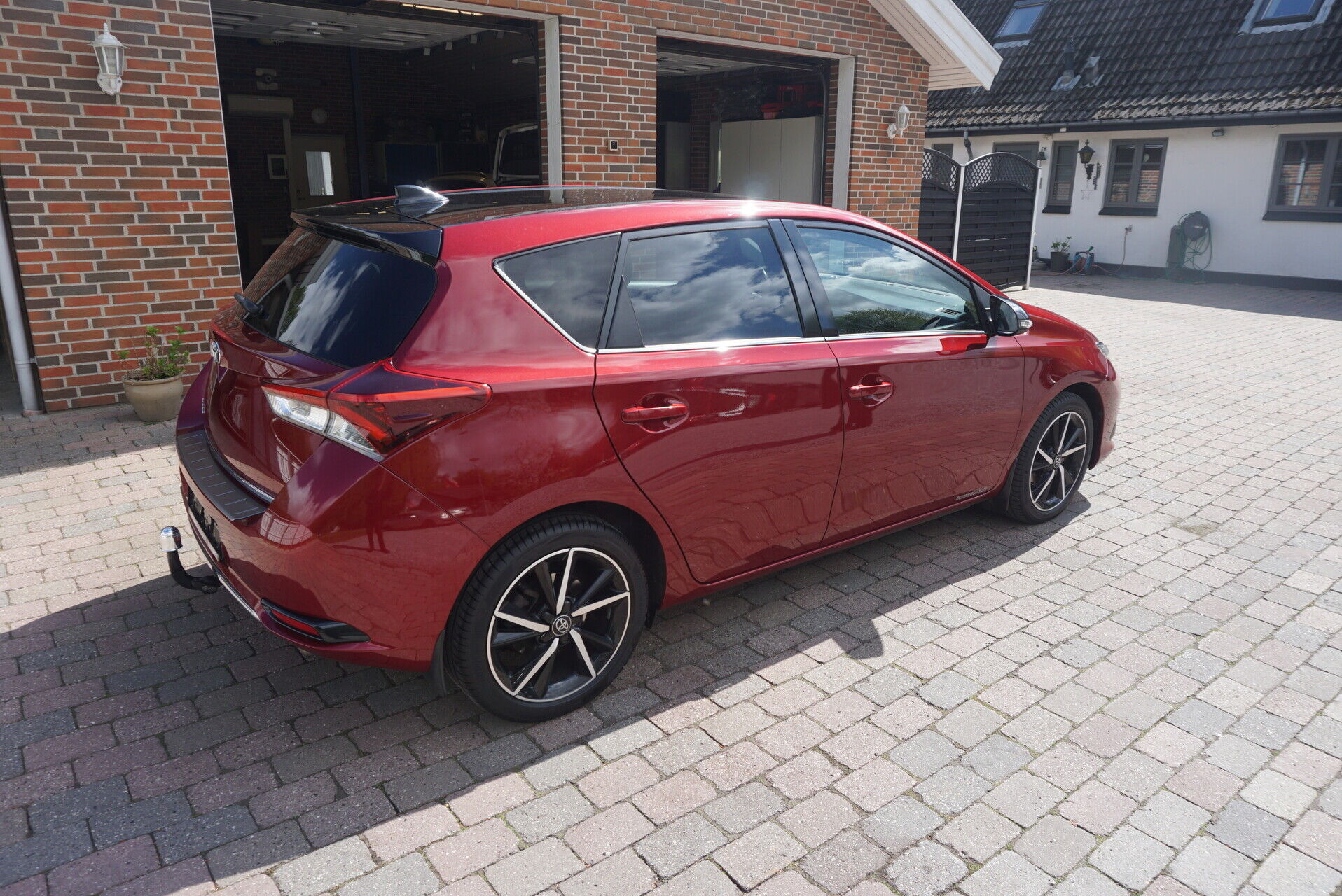 Rød Toyota Auris fra 2018