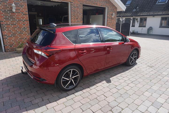 Rød Toyota Auris fra 2018