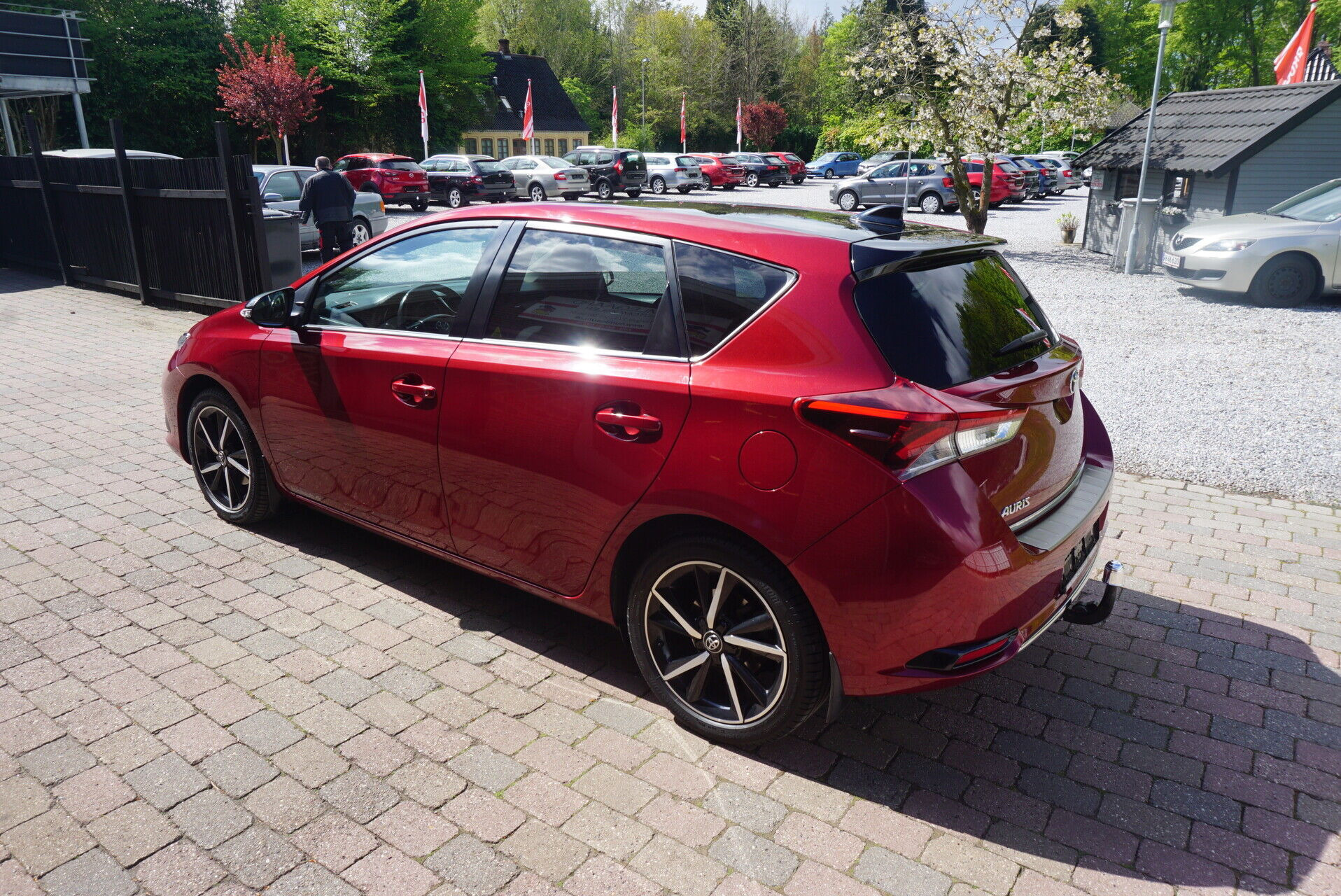 Rød Toyota Auris fra 2018