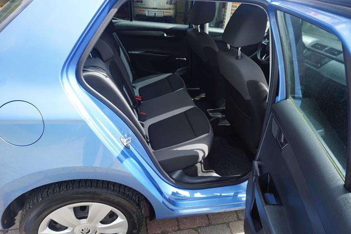 Blå Skoda Fabia fra 2016