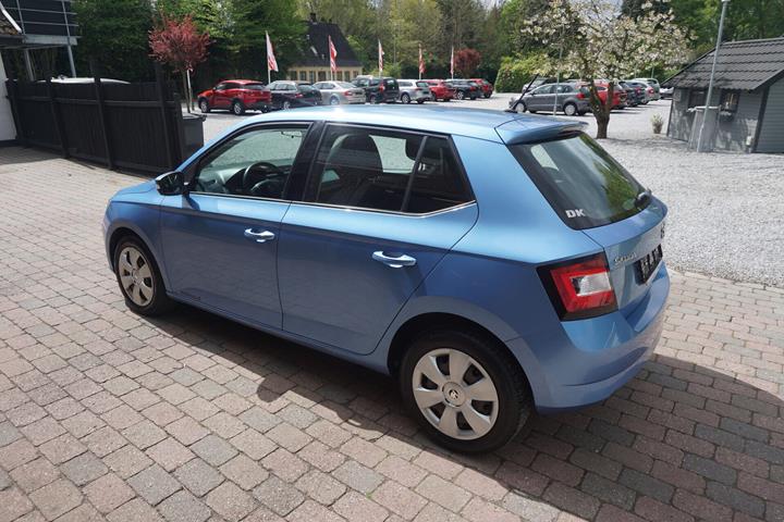 Blå Skoda Fabia fra 2016