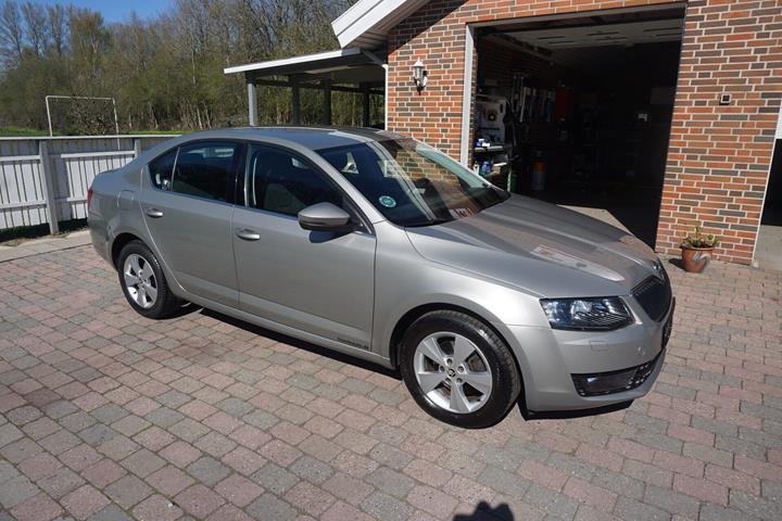 Grå Skoda Octavia fra 2017